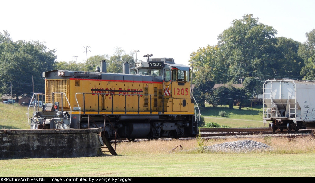 SQVR (ex UP Y1205) / SW1500 Switcher working at the Yard